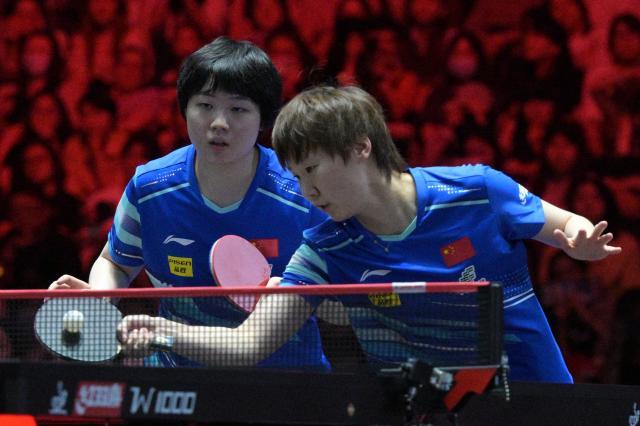 1739026996085043125.jpg (体育)(5)乒乓球——WTT新加坡大满贯:王曼昱_蒯曼女双夺冠XxjpseC008737_20250208_PEPFN0A001.jpg